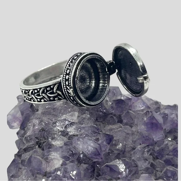Star Poison Ring - Picture 3 of 5